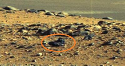 ботинок с марсианской мусорки древних внеземных цивилизаций, изображение получено с помощью камер марсохода
