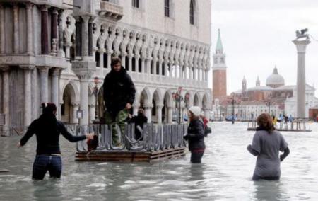 Дивные кадры наводнения в Венеции.