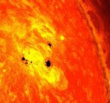  NASA зафиксировало образование огромных солнечных пятен.