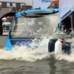 Водоплавающий автобус в Нидерландах.
